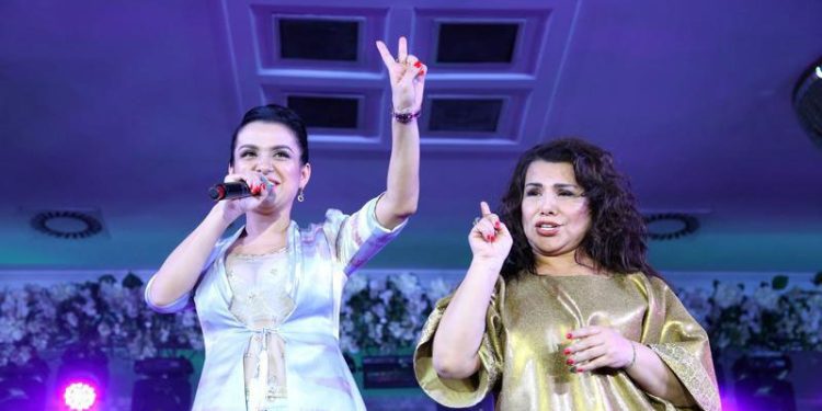 Yulduz Usmonova qizi Nilufar Usmonovaga “chiroyli dakki” berdi