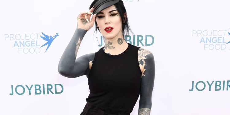 Kat Von D tanasining 80 %ni qora rangga tatuirovka qilgandan keyin qanday ko‘rinishini ochiqladi