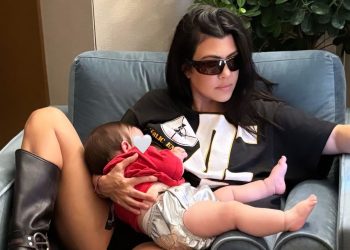 Kortni Kardashyan o‘g‘li Rokining yuzini biroz ko‘rsatdi