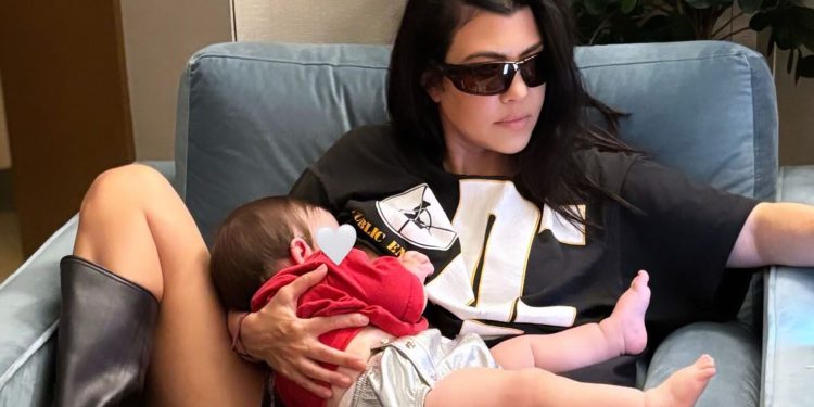 Kortni Kardashyan o‘g‘li Rokining yuzini biroz ko‘rsatdi