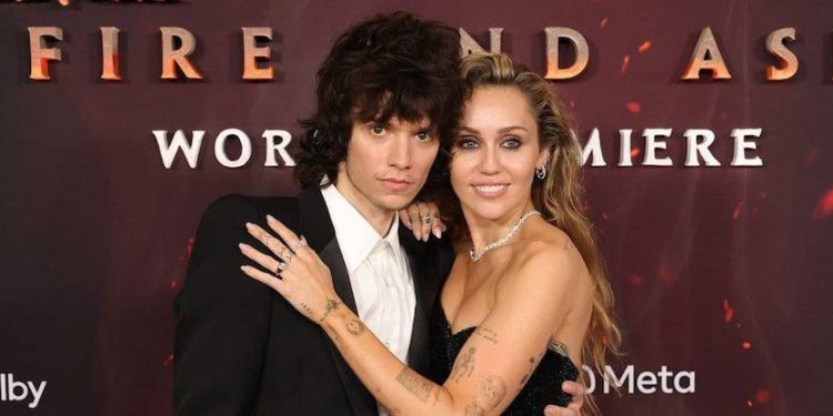 Miley Cyrus (MAYLI SAYRUS) TURMUSH QURMOQDA!