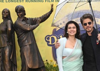 Londonda “O‘g‘irlanmagan Kelin” Qahramonlariga Haykal O‘rnatildi! Raj va Simran Endi Rasmiy Ravishda Afsonaga Aylandi