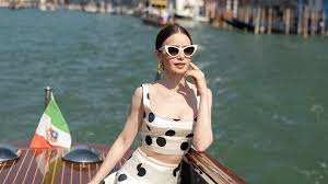 “Emily in Paris” yana qaytadi: serial 6-mavsumga uzaytirildi