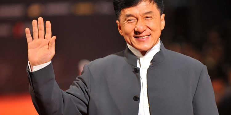 71 yoshli Jeki Chan hali ham nafaqaga chiqmoqchi emas!