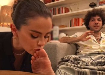 Selena Gomez erining “iflos oyoqlarini” o‘pdi