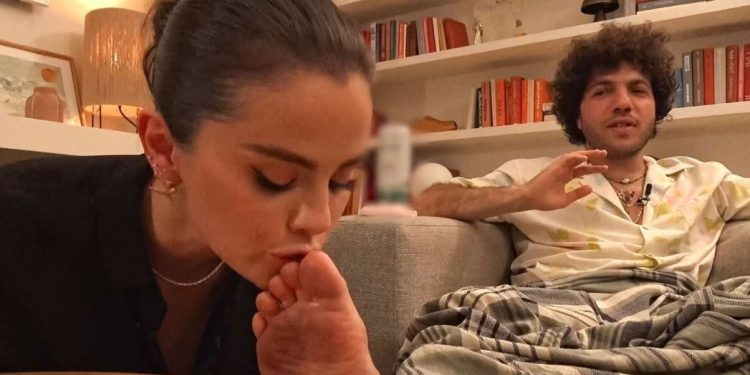 Selena Gomez erining “iflos oyoqlarini” o‘pdi