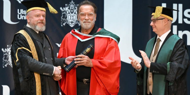 Arnold Shvartsenegger Olster universitetida faxriy doktorlik darajasini oldi