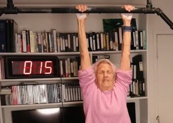 90 yoshli ayol turnikda osilib rekord o‘rnatdi