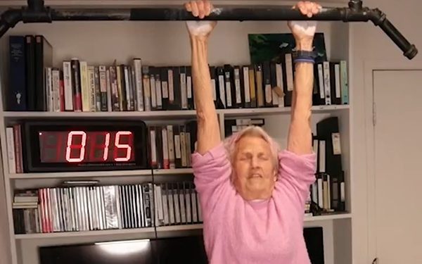 90 yoshli ayol turnikda osilib rekord o‘rnatdi