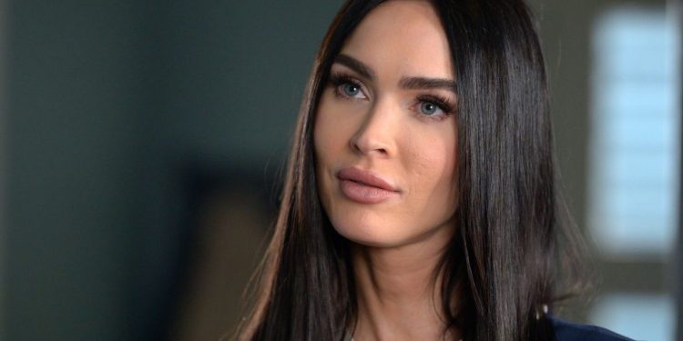 Gitlerga qiyoslash, plastik operatsiyalar va noodatiy uzuk: Megan Foksning mojarolarga boy hayoti
