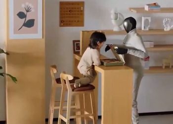 Xitoyda enaga, kuryer va uy bekasi vazifasini bajaruvchi robot taqdim etildi