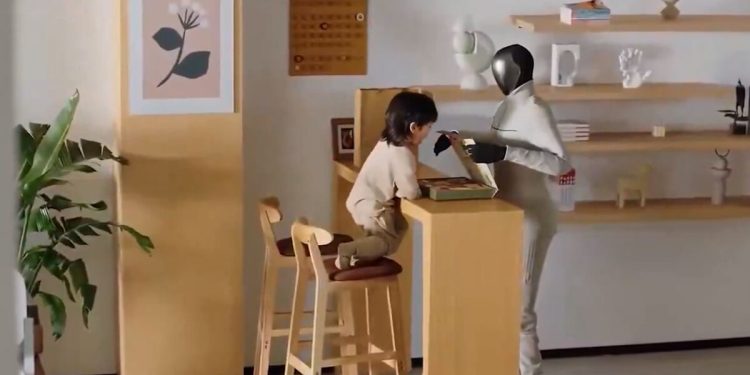 Xitoyda enaga, kuryer va uy bekasi vazifasini bajaruvchi robot taqdim etildi