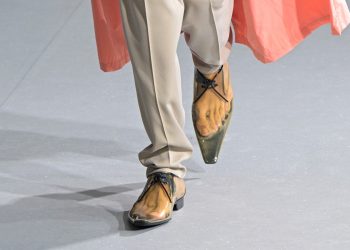 Yves Saint Laurent erkaklar uchun shaffof tuflilarni taqdim etdi
