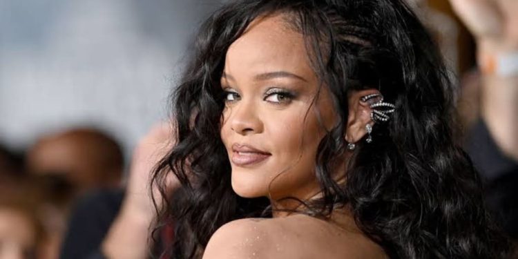 Rihanna uch yillik tanaffusdan so‘ng yana katta sahnaga qaytdi