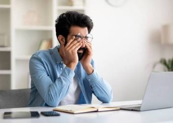 Kompyuterda uzoq ishlayotganingizni ko‘rsatadigan 7 ta xavfli simptom