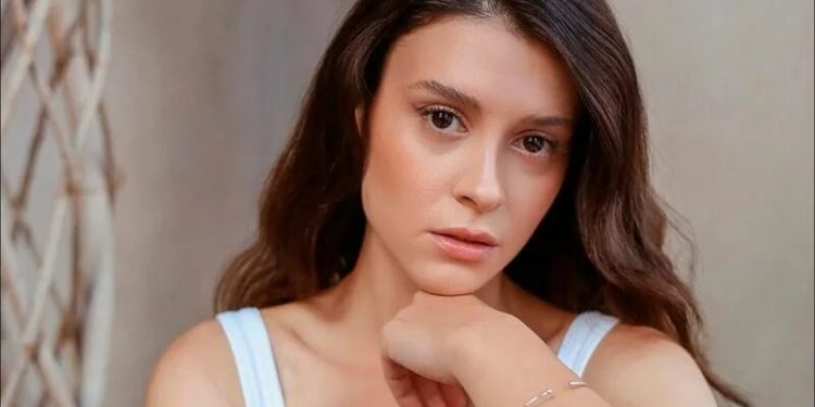 “Qo‘rg‘on sirlari” serialidagi Pelin obrazi bilan tanilgan Buche Buse Kahraman turmushga chiqmoqda