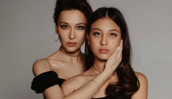 Lolaning 19 yoshli qizi katta sahnaga chiqdi: u onasining izidan bormoqda