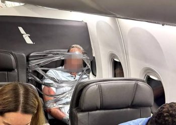 American Airlines yo‘lovchisi samolyotda janjal chiqargani uchun o‘rindiqqa skotch bilan bog‘lab qo‘yildi