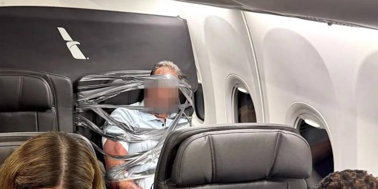 American Airlines yo‘lovchisi samolyotda janjal chiqargani uchun o‘rindiqqa skotch bilan bog‘lab qo‘yildi