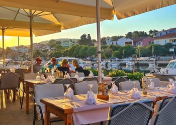 Xorvatiyada restoran menyularida bir taom uchun ikkita narx ko‘rsatiladi