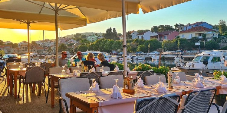 Xorvatiyada restoran menyularida bir taom uchun ikkita narx ko‘rsatiladi